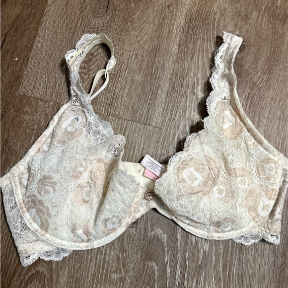 Vintage Victorias Secret
Cream Lace Bra size 36D - Picture 15 of 16